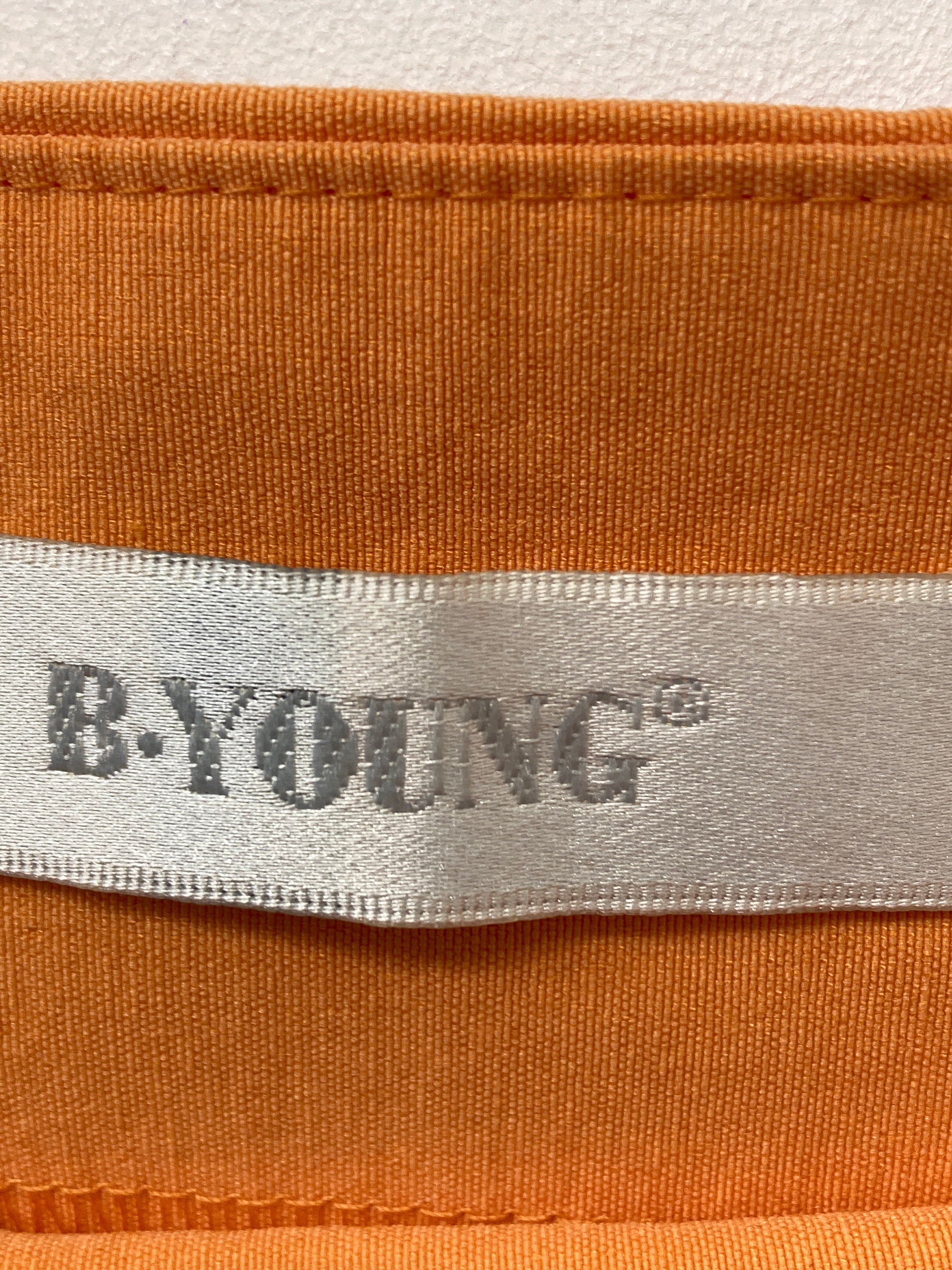 B.Young Nederdel